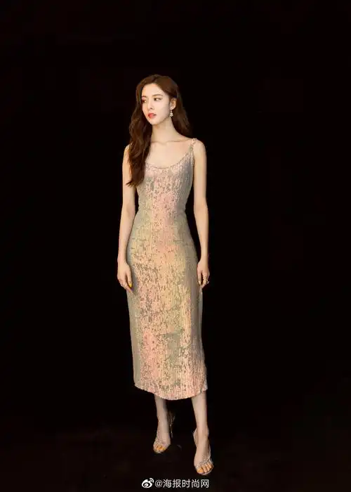 cecilia宋妍霏身着oksanamukha淡紫色吊带长裙搭配renecaovilla银