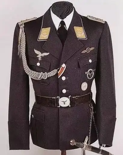 直击号称二战"最帅气"军装的德军制服