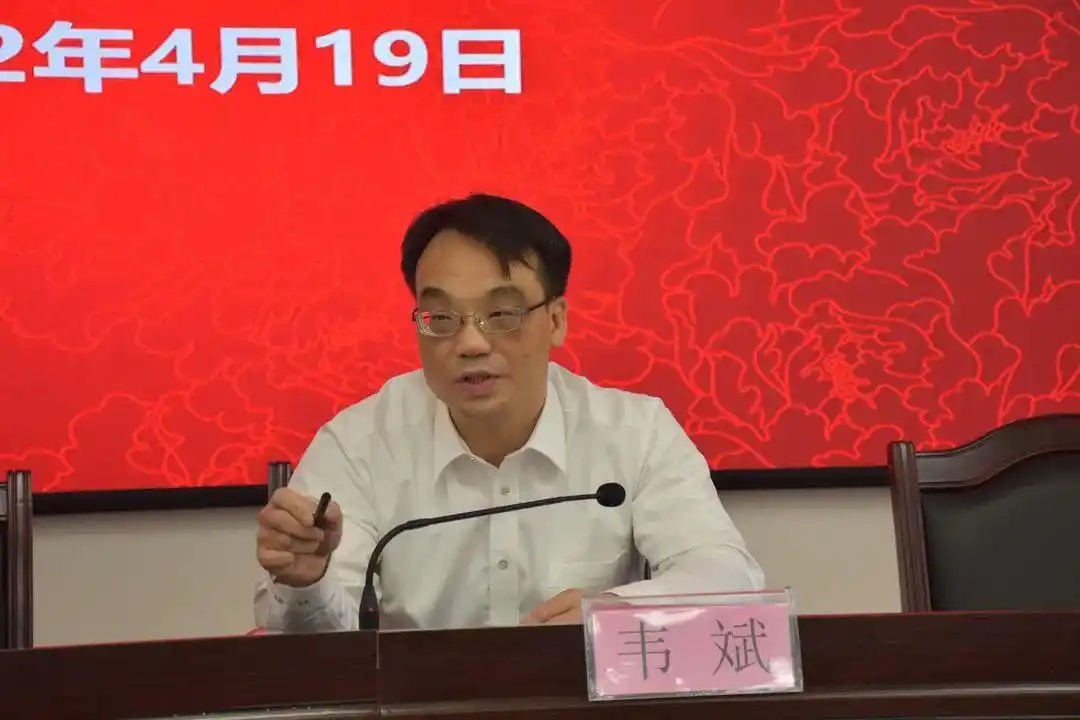 岗前培训上,韦斌就《中华人民共和国陪审员法》进行解读;县法院审判