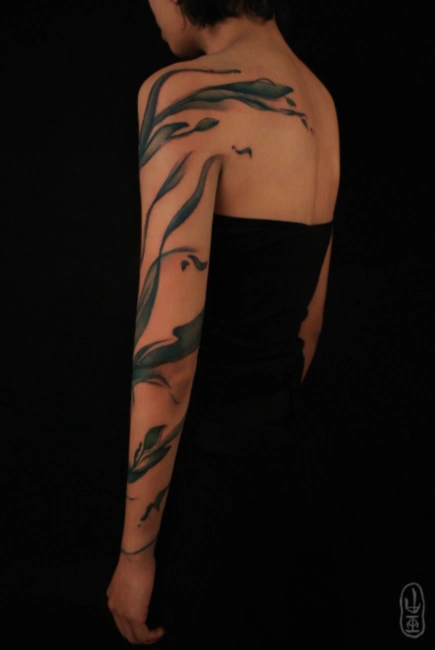 女生手臂意境藤脉纹身欣赏2