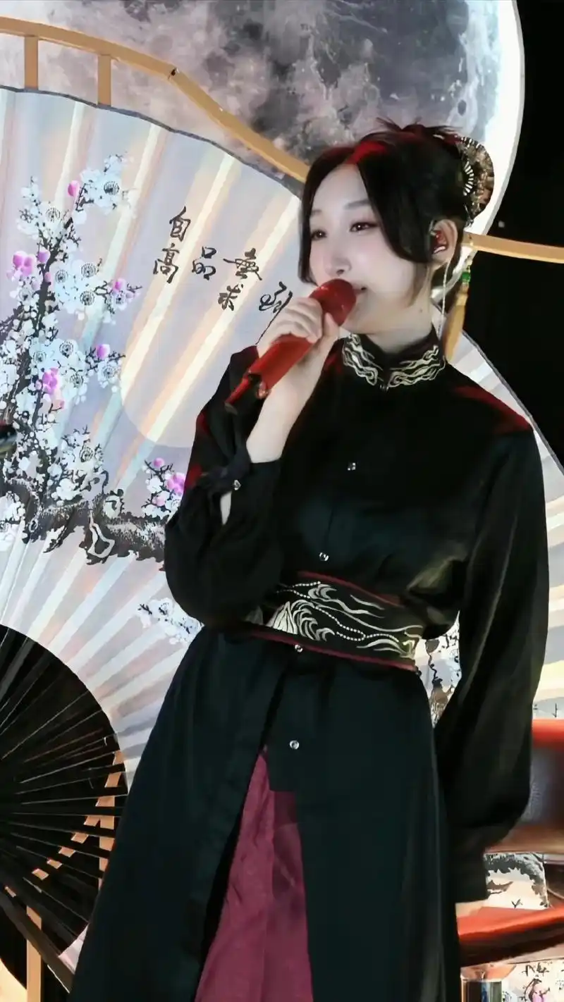 等什么君直播间唱歌图片.君君太好看了,#等什么君 #等什么君 - 抖音