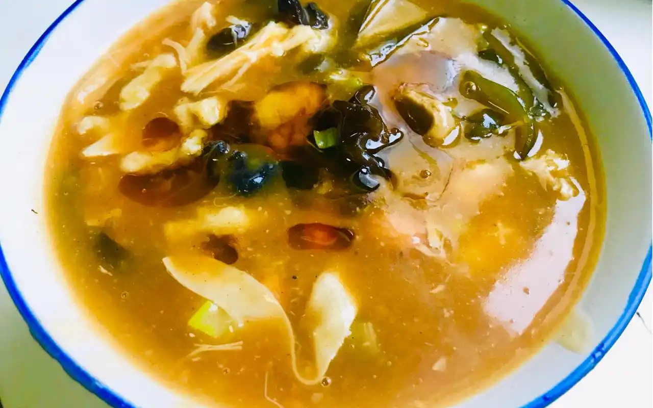 小伙在家自制老式胡辣汤,连喝两碗直呼过瘾