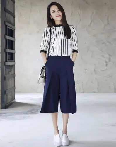 女白底藏青色上衣搭阔腿裤套装