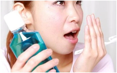 漱口:每天早上含一口椰子油漱口,20分钟后再刷牙,能促进身体排毒,缓解