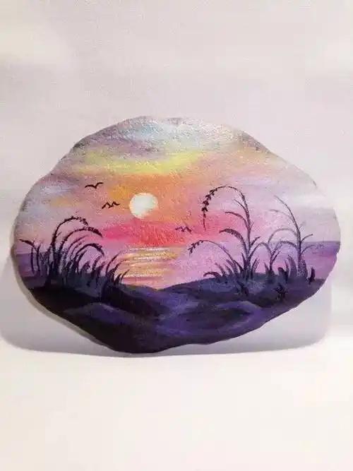 一块不起眼的破石头却被艺术家画出了花