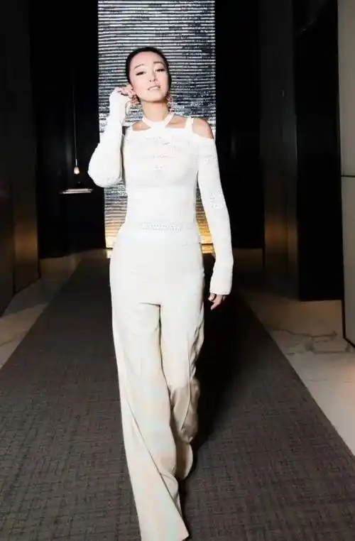 巩俐气场无敌!一身白衣,高级有国际范,美貌有辨识度_白色_时尚_设计