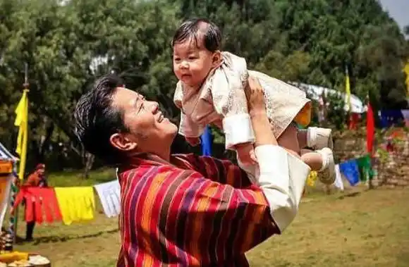 不丹小王子长大了!一家3口罕见和服亮相,婴儿肥小脸太呆萌