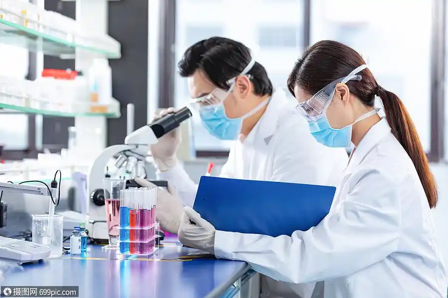 科研人员记录医疗实验数据