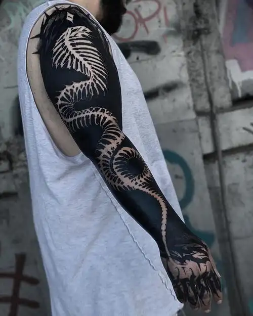 纹身师bastianblau创作的蜈蚣全黑手臂纹身图案