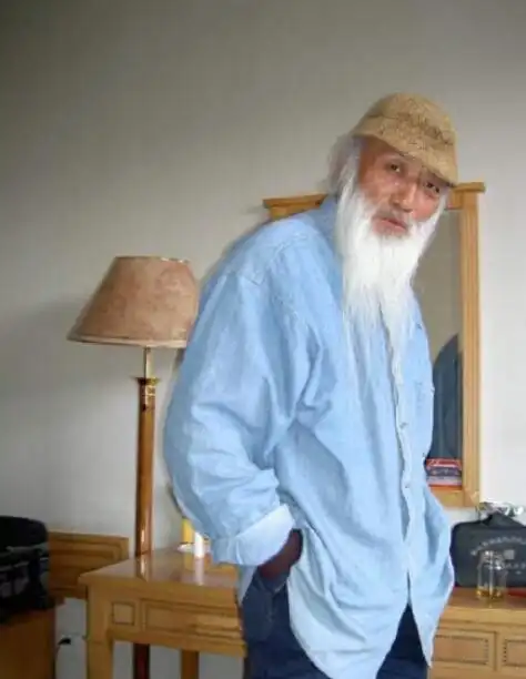 于承惠生前照片于承惠先生为国家一级演员,著名的武术家,编剧,武术