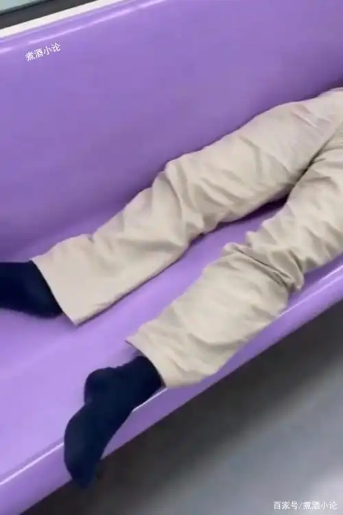 男子地铁上占多座脱鞋睡觉,一名乘客下车将其鞋子扔进垃圾桶