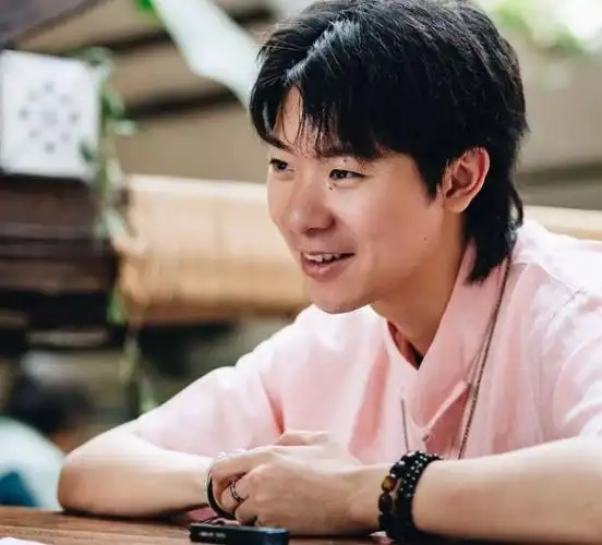 说唱歌手"福克斯"带着《庆功酒》登上了央视的舞台,中国hiphop音乐