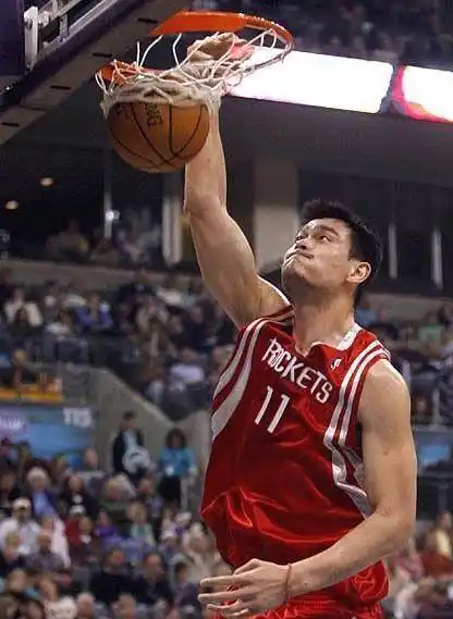 姚明刚来nba时不喜欢扣篮,主帅出了一招,从此大姚爱上暴扣!