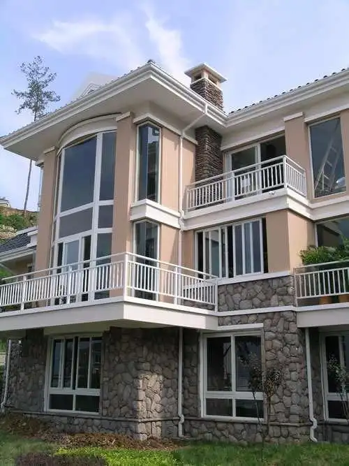 它彻底改变了以往烟囱冒简单枯燥的外形,极具装饰效果