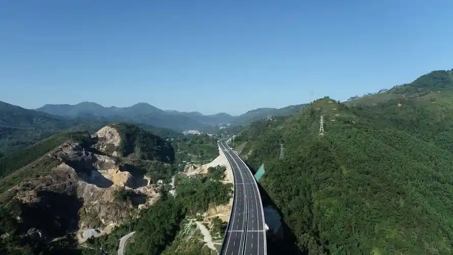 最美绿色高速广东云茂高速公路通车