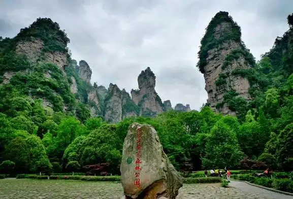 张家界地处武陵山脉,境内有着壮美的山水风景和丰富的人文历史,是一个