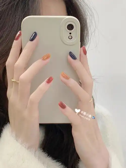 春夏氛围感气质显白的莫兰迪跳色美甲