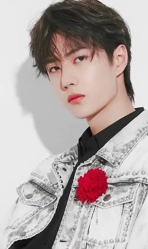 王一博这一组照片不做屏保都可惜了,你瞧瞧图3,王一博摔了吗?