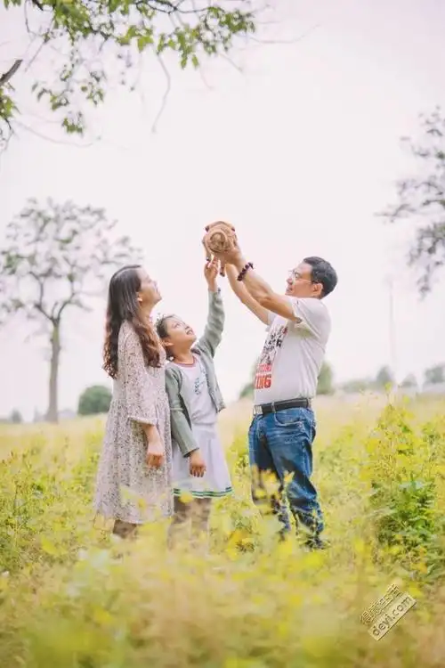 细心的爸爸美丽的妈妈乖乖女儿一家三口亲子照