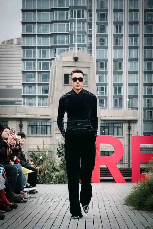 胡兵为中国新锐设计师站台展现国际超模的自律与专业