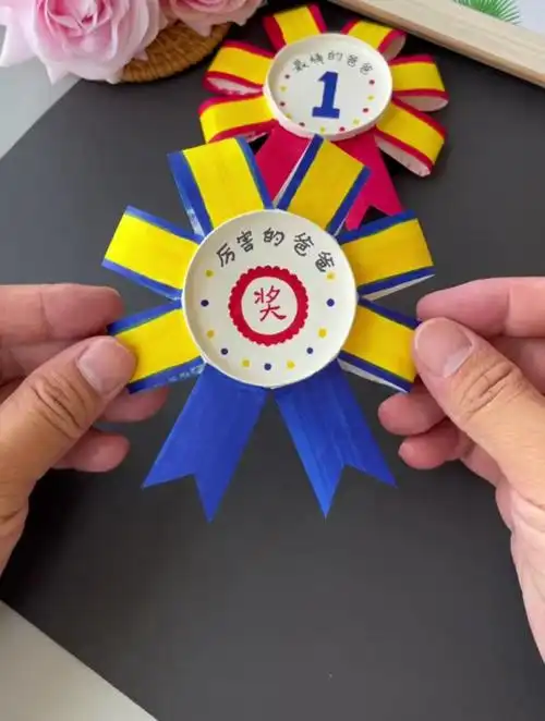 用一次性纸杯就能给爸爸做一块奖牌哦!