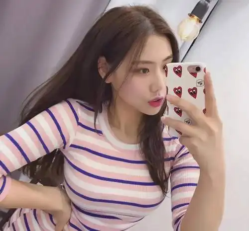 95后韩国女孩亚洲式初恋脸欧美式翘臀女性微胖才是性感