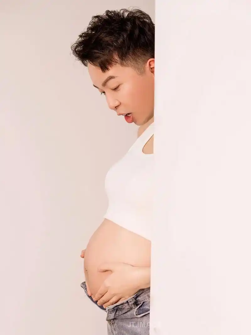 居家孕妇照 |趣味搞怪的三口之家可爱合照