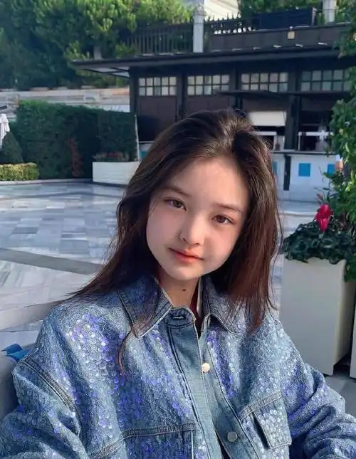 二,年轻小姐姐初秋穿搭解析法式风格的一大特点就是泡泡袖,宽大的泡泡