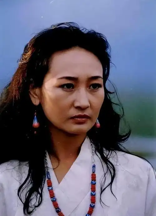 虽身处辽阔草原,哈斯高娃却拥有一张精致秀气的脸庞,宛如小家碧玉般