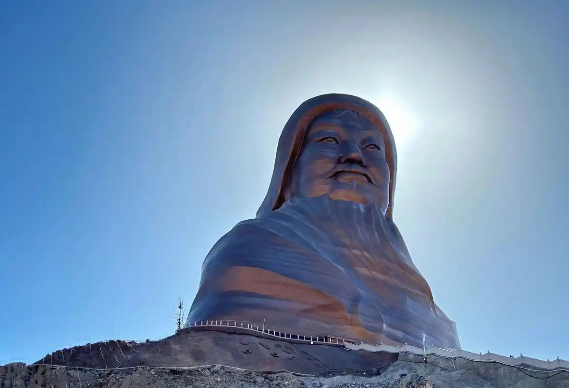 成吉思汗雕像 位于内蒙古乌海市甘德尔山生态文明景区 太好出片啦