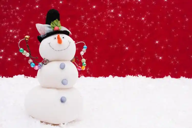 红色背景冬季圣诞冬天雪地上的可爱彩色的雪人摆件装饰品二十四节气