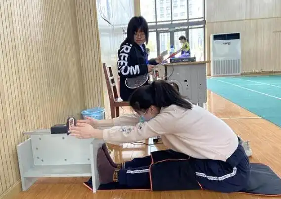 考生正在进行坐位体前屈项目测试.(湖北日报全媒记者 朱惠 摄)