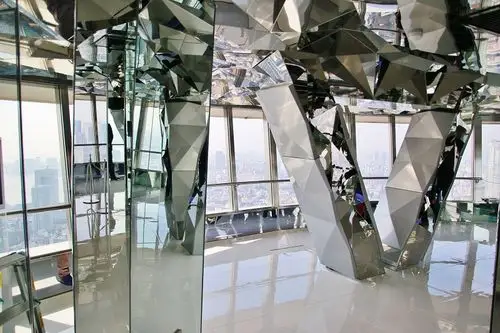 几何镜面的空间设计,增加些许近未来的科技感