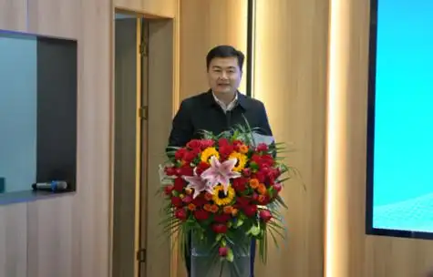 县委常委,常委副县长李晋升为李红艳同志颁发"息县金融工作顾问"聘书