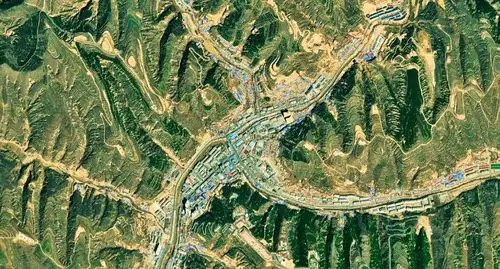 (华池县城卫星影像)华池县地处两省交界地带,和陕西省延安市,榆林市都