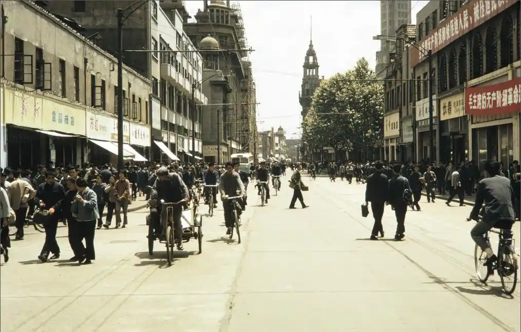 70年代彩色镜头下的中国百姓:热闹的上海街头,认真学习的学生