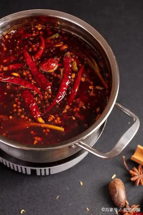 天气冷了,吃火锅的季节到了,在家吃一个麻辣火锅底料的锅是真过瘾.