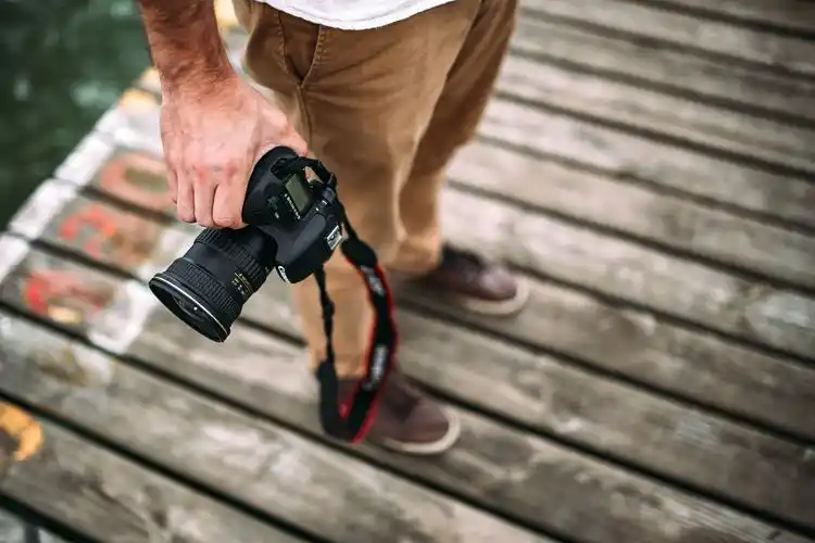 手拿单反相机的图片第10张