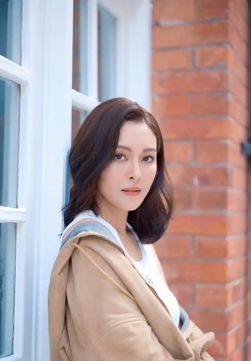 张曦雯,知性美女,丰满酥胸搭配雪白大长腿,完美,身材这么好的大美女真