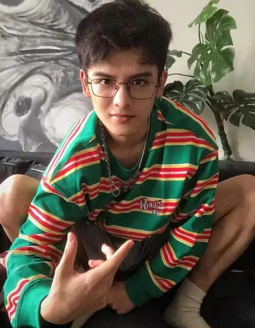 立体的五官,斯文阳光的外形,长相酷似混血儿的00后文艺小奶狗!