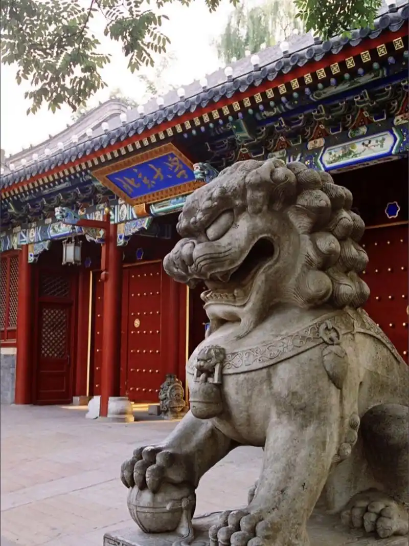 中国唯一坐东朝西的大学正门——北京大学西校门