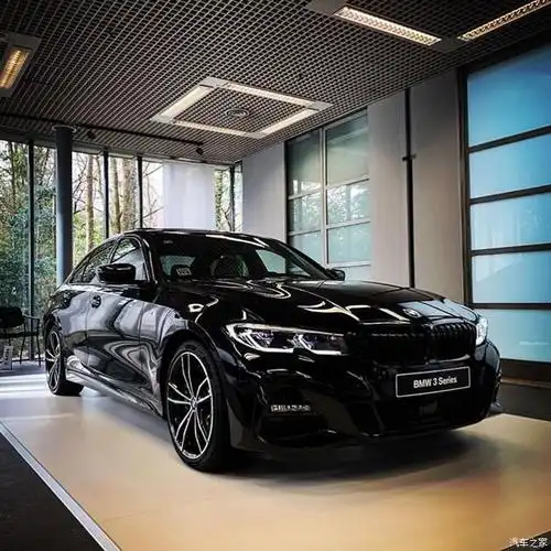 宝马3系g20海外实车黑色曜夜外观19轮毂