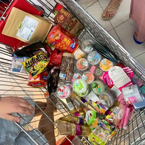 我们在芽庄,买东西会去big c超市,化妆品或者当地的本土特产都有.