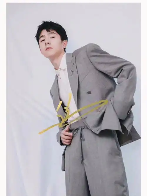 刘昊然亲签款签名照海报款