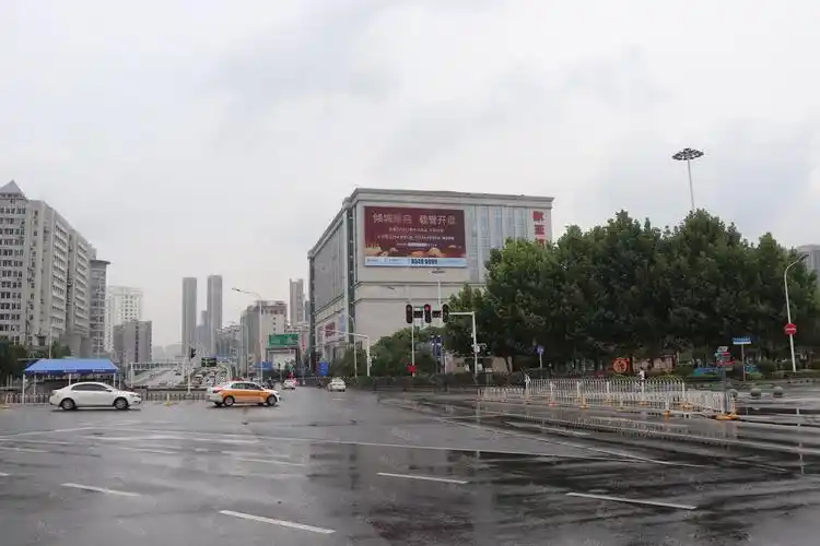 武汉商圈汉口欧亚达户外led广告