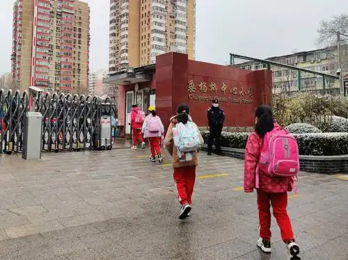 全国多地中小学今日开学,部分地区学校开展线上教学