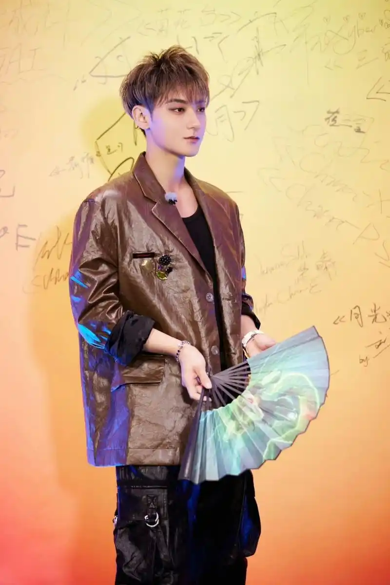 黄子韬近照 话说这纹身是真的吗?不过也挺帅的了!黄子韬