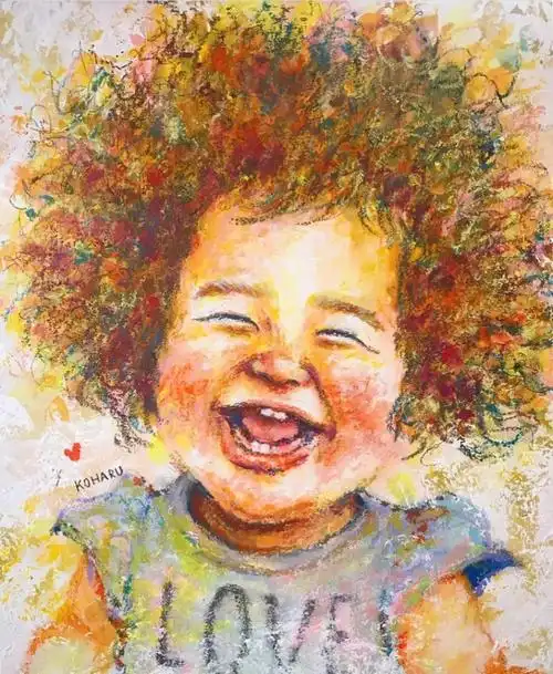 先是看到一张手绘图就意识到小春的"爆炸头"非同一般,咧嘴大笑的模样