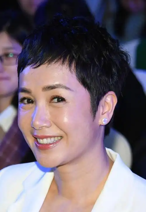 蒋雯丽真是越老越有气场白色西装配牛仔裤干练利落气场全开