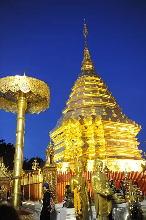 双龙寺是清迈唯一晚上开放的寺庙.